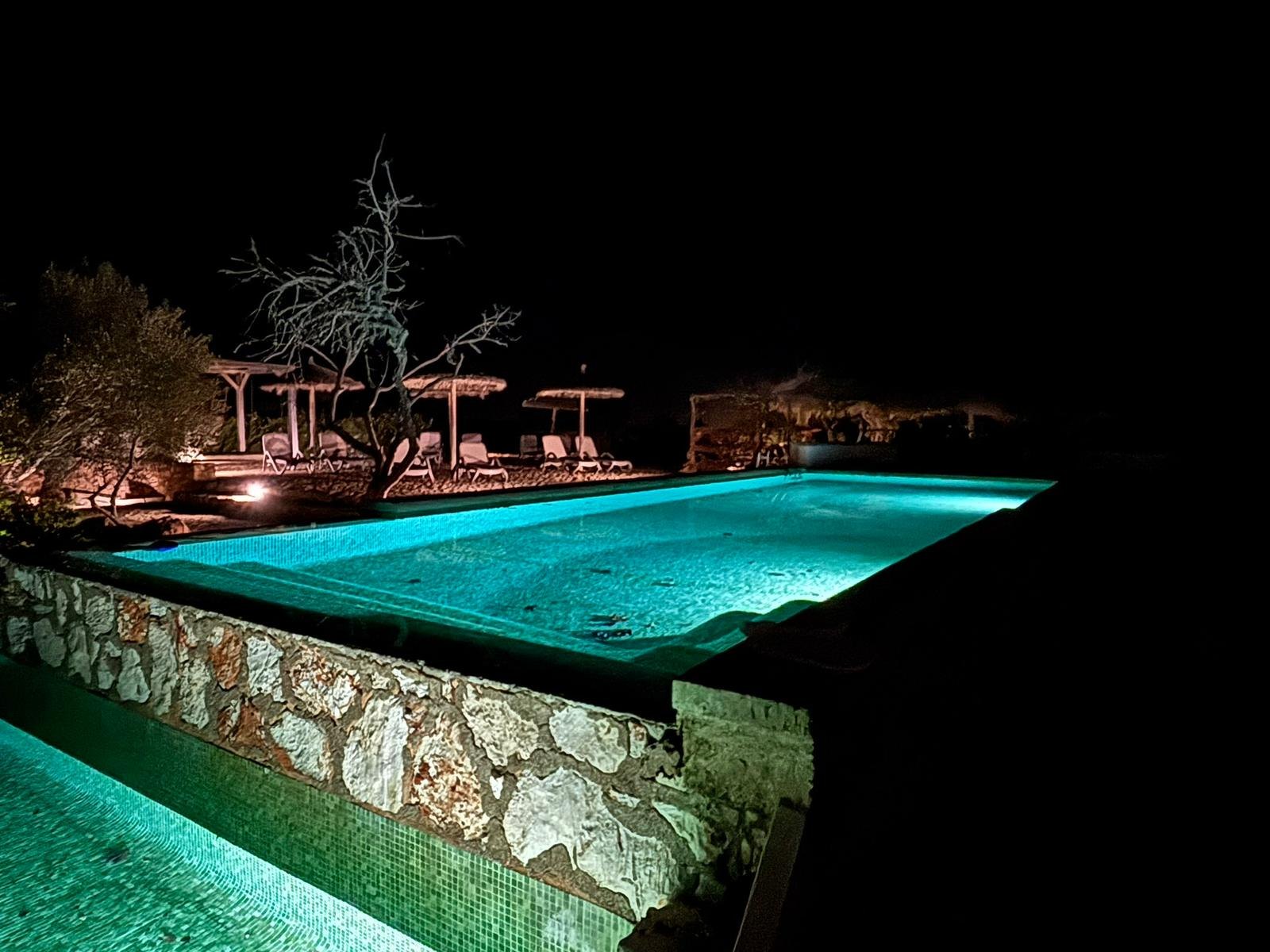 Stimmungsvoll beleuchteter Pool der Finca am Abend