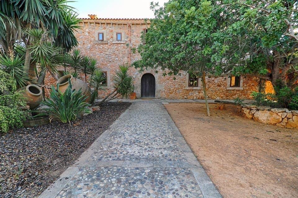 Natursteinfassade und Eingang der Finca