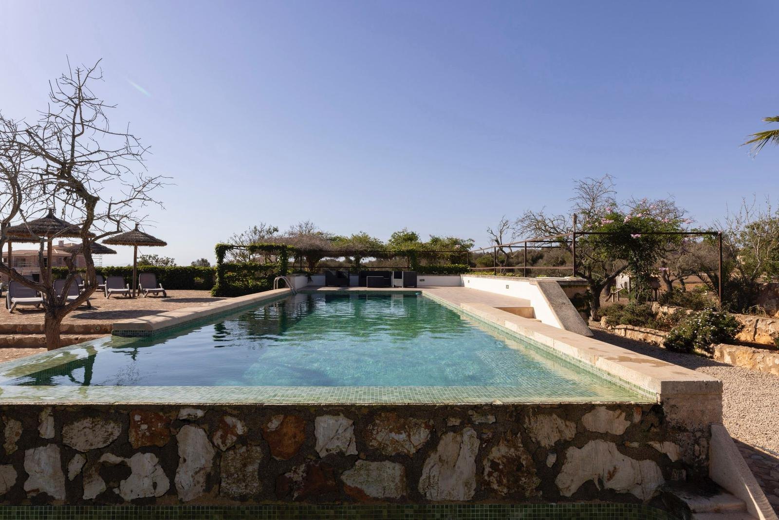 Pool der Finca bei Tageslicht